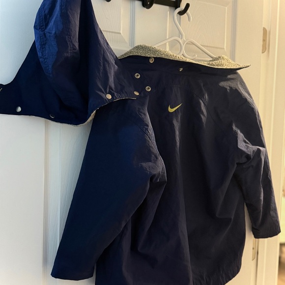 Vintage Nike Navy Raincoat with Hood - Picture 2 of 6